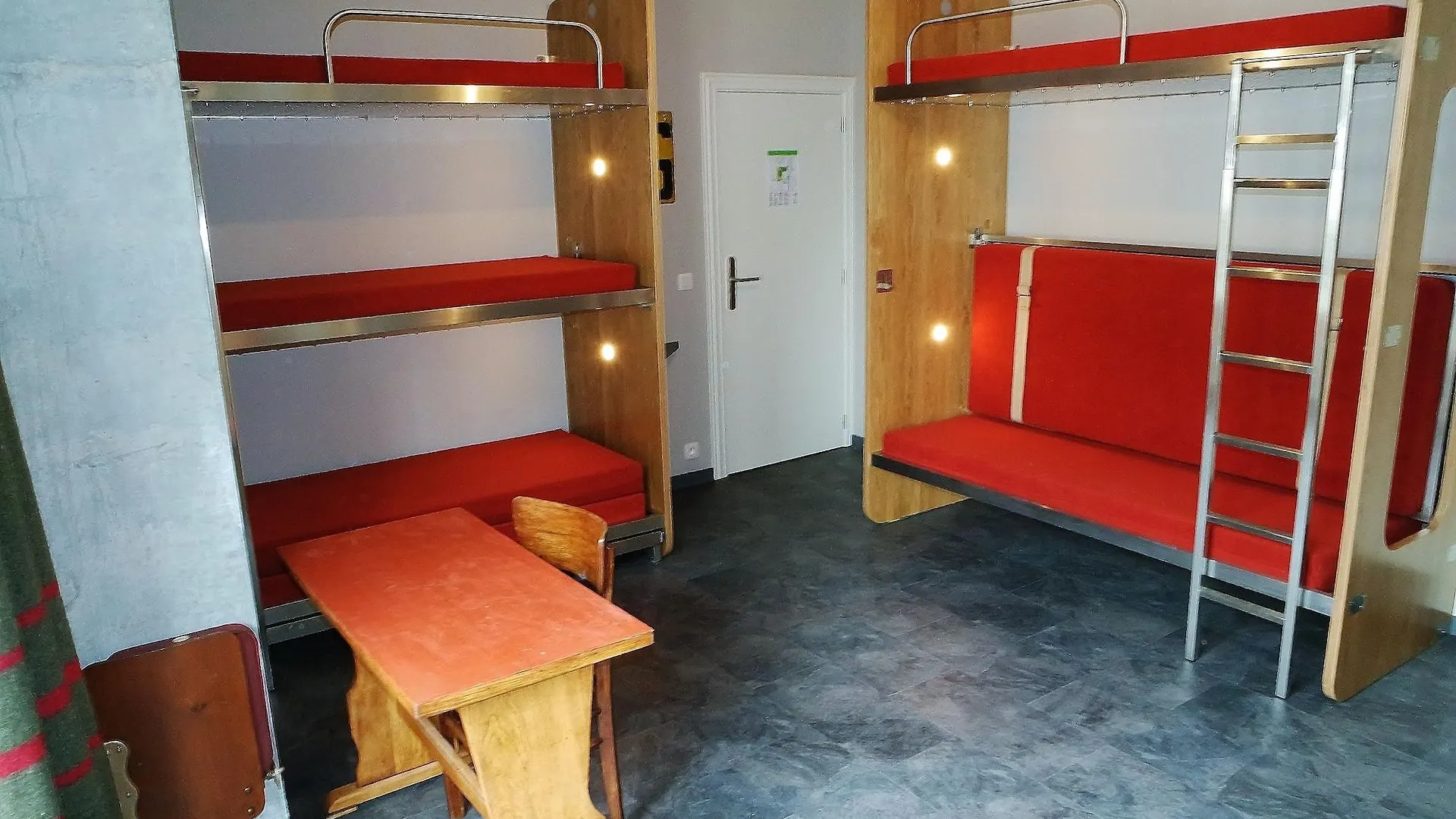 Train Cabin Hostel Schaerbeek  Bruxelles